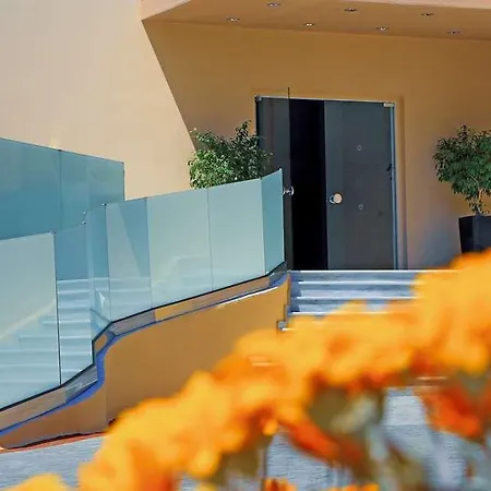 White Olive Marine Aquapark Hotell 4*